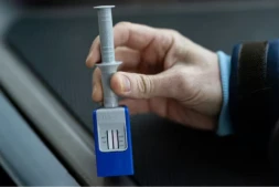 Les tests salivaires de dépistage aux stupéfiants présentent des défaillances techniques pouvent conduire à des résultats faussés, aussi bien positifs que négatifs, selon des experts en pharmacologie ( AFP / FRED TANNEAU )