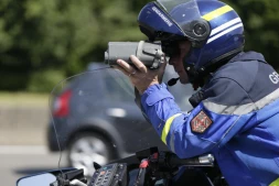 Un gendarme pendant un contrôle radar (photo d'illustration). © KENZO TRIBOUILLARD / AFP 