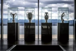 Les trophées de la Ligue des champions féminines, de la Ligue des champions, de l'Euro masculi et de l'Euro féminin, les quatre principales compétitions organisées par l'UEFA, le 23 février 2024 au siège de la confédération européenne à Nyon (Suisse). Opposée au projet de société commerciale de la Fifa, l'UEFA menace de boycotter les prochaines Coupes d monde © Fabrice COFFRINI / AFP/Archives
