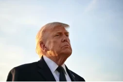 Le président américain Donald Trump à l'aéroport d'Orly, en France, le 17 juin 2026 ( AFP / Mandel NGAN )