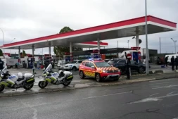 Des policiers sur les lieux où un homme a ouvert le feu depuis sa voiture, le 23 octobre 2026 à Trappes, dans les Yvelines ( AFP / Dimitar DILKOFF )