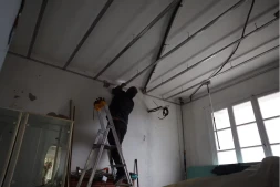 Travaux d’isolation dans une maison en Corse, en novembre 2025 (photo d’illustration). PASCAL POCHARD-CASABIANCA / AFP 