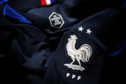 Le maillot de l'équipe de France de football, le 19 juillet 2018, dans une boutique à Paris. (FRANCK FIFE / AFP)