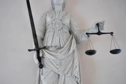 Un ancien kinésithérapeute, spécialiste réputé du périnée, a été mis en examen en juin à Paris pour viols et agressions sexuelles par personne ayant autorité ( AFP / LOIC VENANCE )