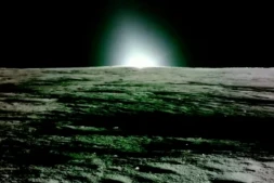 Photo, prise par Firefly Aerospace le 16 mars 2025 et publiée le 18 mars, montrant la surface lunaire et le coucher du soleil lors de la mission lunaire de l'atterrisseur Blue Ghost ( Firefly Aerospace / HANDOUT )