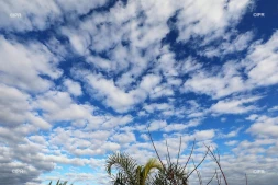 Nuages et ciel bleu 