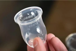  Cette photo prise le 4 avril 2023 montre une coupe menstruelle de la marque Luneale. © Lou Benoist, AFP 