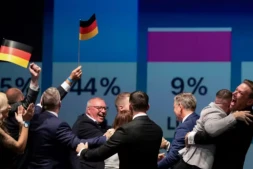 Des membres et des sympathisants du parti d'extrême droite allemand AfD après l'annonce des premiers résultats à Magdebourg, dans l’est de l'Allemagne, le 6 septembre 2026 ( AFP / Ronny HARTMANN )