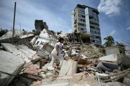 Un habitante parmi les décombres d'un immeuble à Catia La Mar, au Venezuela, le 25 juin 2026 ( AFP / Federico PARRA )