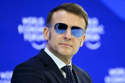Emmanuel Macron à Davos le 20 janvier 2026, portant les lunettes de la société Henry Jullien. • © FABRICE COFFRINI / AFP