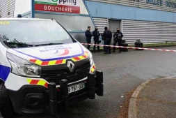 Lundi vers 13 h 15, un adolescent de 13 ans, inconnu des services de justice, a été retrouvé blessé par balle à la tête dans une épicerie du quartier populaire Belleroche, à Villefranche-sur-Saône. Malgré l’intervention des secours, la victime n’a pas pu être réanimée. © Crédit photo : OLIVIER CHASSIGNOLE / AFP 