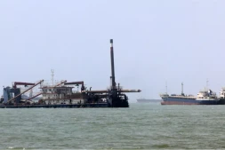  Photo d'archive montrant un navire passant à côté d'une péniche dans le détroit d'Ormuz, au large de Bandar Abbas, dans le sud de l'Iran, prise le 10 août 2026. © Atta Kenare, AFP 