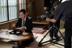 L'acteur japonais Yutaka Matsushige lors du tournage d'un épisode de la série télévisée "Solitary Gourmet" dans un restaurant spécialisé dans le thon à Yokoshibahikari, dans la préfecture de Chiba, le 19 mai 2026 ( AFP / Caroline GARDIN )