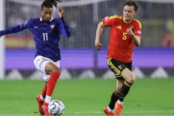  Michael Olise (G) auteur du but victorieux contre la Belgique de Maxim De Cuyper (D), 1 à 0, le 28 septembre 2026 en Ligue des nations à Bruxelles during the UEFA Nations League Group A1 football match between Belgium and France at King Baudouin Stadium in Brussels on September 28, 2026. © FRANCK FIFE / AFP 