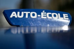 Une voiture d'auto-école à Béziers, le 18 juillet 2025 ( AFP / GABRIEL BOUYS )