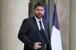 Le ministre français du Logement, Vincent Jeanbrun, quitte le palais de l'Élysée à Paris après la réunion hebdomadaire du Conseil des ministres, le 10 juin 2026 ( AFP / Ludovic MARIN )