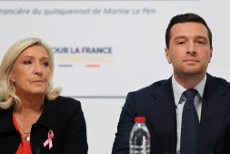 La cheffe de file des députés du Rassemblement national, Marine Le Pen, et le président du parti, Jordan Bardella, à Paris, le 6 octobre 2026. (MEHDI FEDOUACH / AFP)