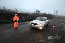 Route des laves : le brise-roche s'attaque à la lave refroidie, les travaux de reconstruction de la RN2 démarrent ce lundi 