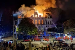La mairie de Limoges incendiée lors d'une manifestation contre la vie chère, le 17 octobre 2026 ( AFP / Melaine PAYZAL )