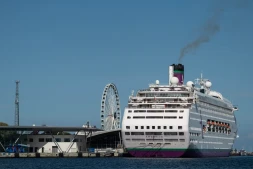Un paquebot exploité par la compagnie Ambassador Cruise Line, à Rostock (Allemagne), le 4 septembre 2025. JOHN MACDOUGALL/AFP 