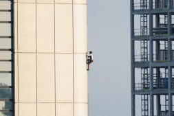 Le "Spider-Man" français gravi les 166 mètres de la Silver Tower de Francfort à mains nues