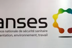 L'Agence nationale de sécurité sanitaire (Anses) publie des recommandations pour parer aux infections alimentaires récurrentes liées à la consommation de fromages au lait cru ( AFP / LOIC VENANCE )