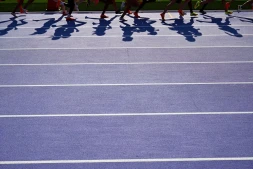 Des athlètes sur la piste d'athlétisme du stade de France pendant les Jeux olympiques de Paris 2024, le 2 août 2024. (KIRILL KUDRYAVTSEV / AFP)