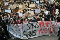 Des étudiants défilent derrière une banderole sur laquelle est inscrit "École sans argent, pays sans avenir" à Nantes, en Loire-Atlantique, le 9 octobre 2026