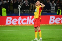 Le Lensois Florian Thauvin, après avoir marqué le tir au but de la qualification, au Groupama Stadium, à Lyon, le 5 mars 2026. OLIVIER CHASSIGNOLE / AFP 