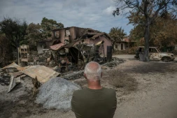 Un habitant devant les ruines de sa maison ravagée par les flammes dans la commune de Le Porge, le 31 juillet 2026 