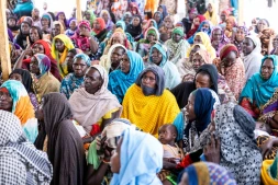Des Tchadiens de retour au pays rencontrent une délégation de l'Organisation internationale pour les migrations (OIM) à Tongori, le 9 juin 2026