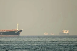 Des cargos et tankers dans le détroit d'Ormuz, au large de la côte nord des Emirats arabes unis, le 25 février 2026