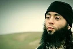 Image prise le 10 mars 2015 à partir d'une vidéo qui aurait été publiée par le groupe État islamique (EI) via Al-Furqan Media, l'une des plateformes jihadistes utilisées par l'EI sur le web, montrant le jihadiste français Sabri Essid alors qu'il s'adresse à une caméra en français dans un lieu non divulgué