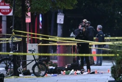La police scientifique sur les lieux des tirs près de la Maison Blanche à Washington, le 23 mai 2026