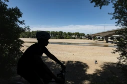 Un cycliste le long de la Loire en partie asséchée à Orléans le 20 juillet 2026
