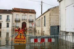Des sauveteurs en barque dans une rue inondée après la crue de la Charente à Saintes, le 18 février 2026 en Charente-Maritime