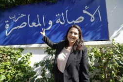 Fatima Ezzahra El Mansouri, ministre de l'Aménagement du territoire, maire de Marrakech et membre de la direction collégiale du Parti Authenticité et Modernité (PAM), fait le signe de la victoire après l'annonce des résultats provisoires des législatives, le 24 septembre 2026 à Rabat, au Maroc