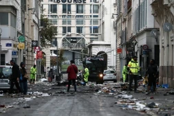Des employés municipaux nettoient une rue jonchée de débris au lendemain d'une manifestation contre la vie chère, le 18 octobre 2026 à Marseille