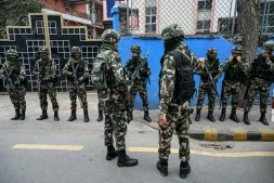 Des forces de sécurité patrouillent devant un centre de dépouillement des votes à Katmandou, au Népal, le 6 mars 2026