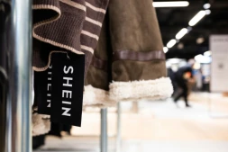 Le logo de Shein sur des vêtements au BHV à Paris le 4 novembre 2025
