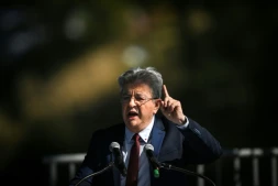Jean-Luc Mélenchon lors de son discours de clôture des universités d'été de LFI, à Châteauneuf-sur-Isère, dans la Drôme, le 23 août 2026