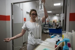 Une infirmière prépare une perfusion de réhydratation à l'hôpital Purpan de Toulouse, en pleine canicule, le 23 juin 2026