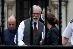 Gerry Adamas, ancien dirigeant du parti nationaliste irlandais Sinn Fein, arrive à la Haute Cour du centre de Londres, le 9 mars 2026