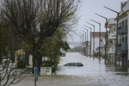 Une voiture submergée dans une rue inondée d'Alcacer do Sal lors de la Dépression Leonardo, le 4 février 2026 dans le sud du Portugal