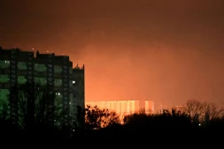 La lumière des explosions est visible à Kiev au cours d'une attaque de missiles et de drones sur la capitale, le 14 novembre 2025