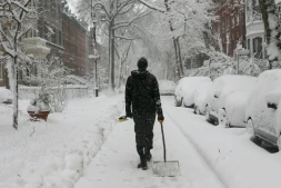 Une personne dans la rue dans l'arrondissement de Brooklyn, à New York, en pleine tempête de neige le 23 février 2026