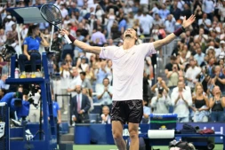 Alexander Zverev après avoir réalisé sa victoire en finale de l'US Open face à l'Américain Ben Shelton, le 13 septembre 2026 à New York