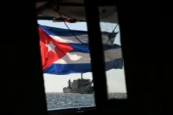 Un navire de la marine mexicaine prêt à porter assistance au bateau Maguro faisant partie du convoi "Nuestra America" d'aide humanitaire à destination de Cuba, le 21 mars 2026 en mer des Caraïbes