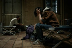 Des hommes sont assis sur des lits de camp dans un centre d’accueil d’urgence ouvert pour faire face à la canicule qui frappe la France, le 22 juin 2026 à Bordeaux, dans le sud-ouest du pays