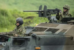 Des soldats japonais participent à un exercice de tir réel, en juin